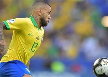 صراع إنجليزي ثلاثي على داني ألفيس