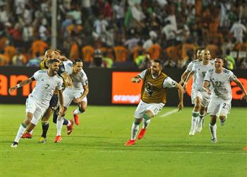 لاعب الجزائر يهدي التأهل لنهائي أمم إفريقيا إلى الشعب المصري