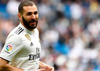 صورة بنزيما يدعم المنتخب الجزائري