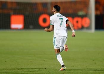 رياض محرز يتعجب من مبولحي بعد تأهل الجزائر لنهائي أمم أفريقيا