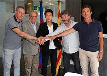 صور برشلونة يقدم جوهرته اليابانية الجديدة ويكشف تفاصيل التعاقد