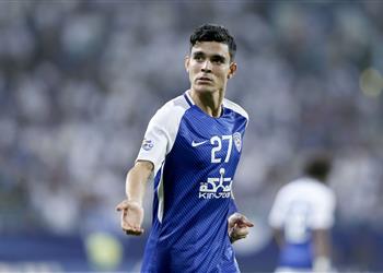 صورة أشرف بن شرقي يصل القاهرة لبدء رحلته مع الزمالك