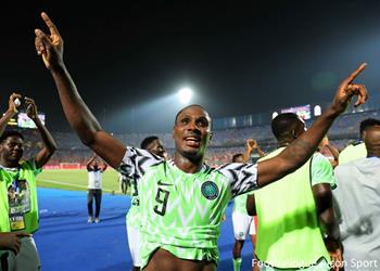 بالفيديو خطأ كارثي يمنح نيجيريا التقدم على تونس بهدف مبكر في أمم إفريقيا