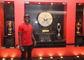 صور أليو ديانج يصل مقر الأهلي لبدء مشواره رسمي ا