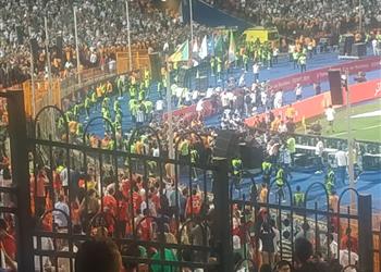 بالفيديو مناوشات بين لاعبي الجزائر وأمن استاد القاهرة