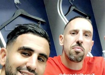 صور في غرفة خلع الملابس ريبيري يحتفل مع لاعبي الجزائر بالتتويج بأمم أفريقيا