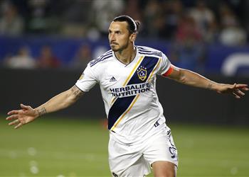 إبراهيموفيتش عن الم قارنة مع هداف الدوري الأمريكي بعد هاتريك أنجلوس كيف ت قارنون الفيراري بالفيات