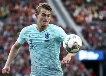 رغم انتقاله إلى يوفنتوس صورة جماهير اليابان انتظرت وصول دي ليخت مع بعثة برشلونة