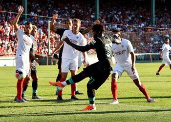 فيديو إشبيلية يفوز ودي ا على ليفربول بـ10 لاعبين