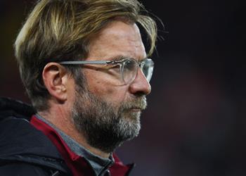 كلوب يعلق على إصابة لاعب ليفربول القوية أمام إشبيلية