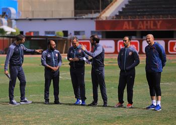 لاسارتي يحاضر لاعبي الأهلي بـ الفيديو قبل مواجهة حسم الدوري أمام المقاولون