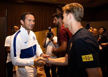 لامبارد يشيد بجولة اليابان وثنائي تشيلسي في مباراة برشلونة