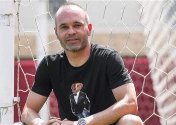 إنييستا يشيد بموهبة برشلونة رغم انتقاله إلى ريال مدريد