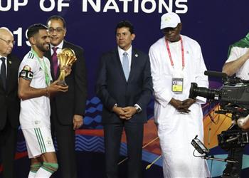 بالفيديو رياض محرز يتحدث لأول مرة عن تجاهله لرئيس الوزراء في مراسم تتويج الجزائر بأمم أفريقيا