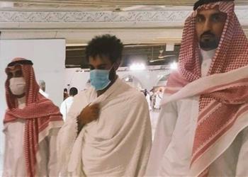 قبل الانضمام لمعسكر ليفربول في فرنسا صورة محمد صلاح يؤدي مناسك العمرة