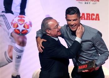 بالفيديو بيريز يقبل رونالدو في حفل ماركا والحاضرين تعاقد معه مجدد ا