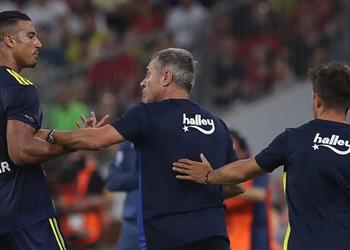 بالفيديو بسبب صافرات استهجان جماهيره نبيل درار يحاول مغادرة مباراة بايرن ميونخ وفناربخشة