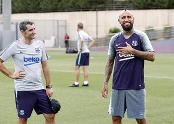 فالفيردي يحسم مستقبل فيدال مع برشلونة بعد اهتمام إنتر ميلان