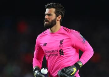 بالفيديو خطأ كارثي من أليسون في أول دقائق مباراة ليفربول وليون