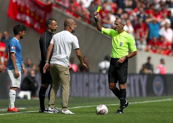 الأول في التاريخ بالفيديو جوارديولا يتلقى بطاقة صفراء في مباراة مانشستر سيتي وليفربول