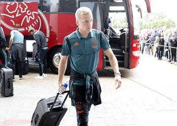 رغم مفاوضاته مع ريال مدريد فان دي بيك يسافر مع أياكس لمواجهة باوك في دوري أبطال أوروبا