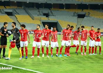 مران الأهلي مدرب الفريق يشارك في مركز حراسة المرمى