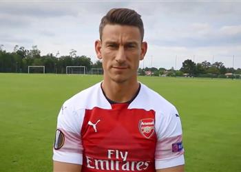 بسبب فيديو تقديمه في بوردو أسطورة آرسنال يهاجم كوسيلني عليك أن تخجل من تصرفاتك