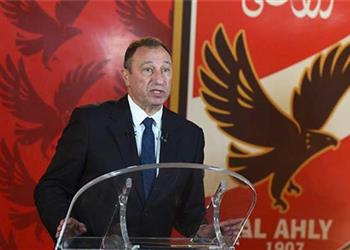 الخطيب يجتمع مع لاعبي الأهلي قبل مواجهة اطلع بره