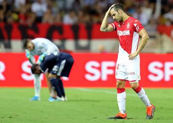 فيديو فابريجاس يتعرض للطرد ضد ليون في افتتاح الموسم الجديد للدوري الفرنسي