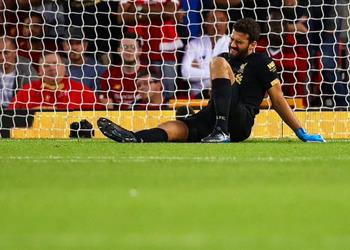 تقارير الإصابة تبعد أليسون عن ليفربول لمدة 6 أسابيع