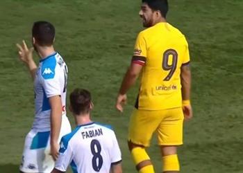فيديو في مباراة برشلونة ونابولي الودية مانولاس يستفز سواريز بثلاثية روما بدوري أبطال أوروبا
