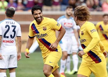 فيديو لويس سواريز يقود برشلونة لسحق نابولي برباعية في مباراة ودية