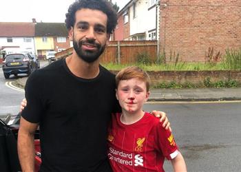 تصرف إنساني من محمد صلاح تجاه م شجع صغير لليفربول ووالد الطفل مو رجل عظيم