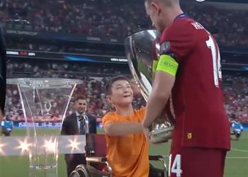 كرة القدم لا تترك أحد ا بمفرده من هو طفل المنصة بنهائي كأس السوبر الأوروبي