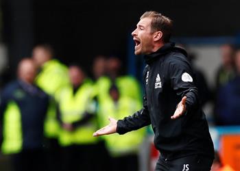 أول إقالة في الموسم الجديد هدرسفيلد يستغنى عن مدربه