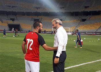 بالصور أفشة يصافح زملاء الماضي قبل مباراة الأهلي وبيراميدز وتحية بين حراس مرمى الفريقين