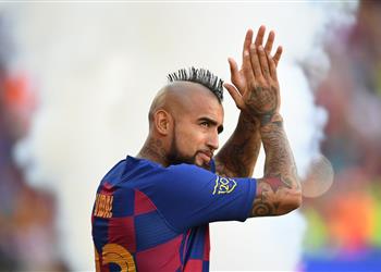 فيدال يحسم موقفه من الرحيل عن برشلونة