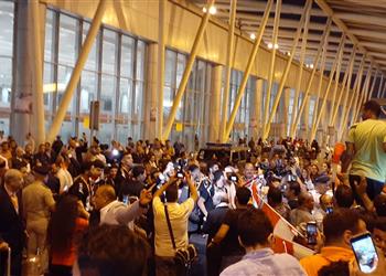 بعثة منتخب ناشئي اليد تصل مطار القاهرة وسط استقبال جماهيري حافل