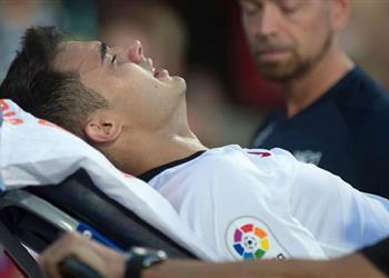 ريجيلون يتعرض لإصابة خطيرة في مباراة إشبيلية وغرناطة بالليجا