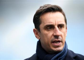 نيفيل يحث آرسنال على عدم الدفع باللاعبين الصغار أمام ليفربول الأنفيلد ليس حضانة