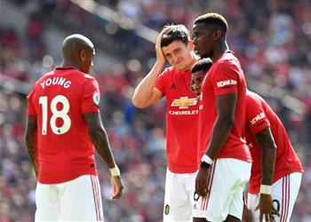 بعد تقدم كريستال بالاس في النتيجة جمهور مانشستر يونايتد يهاجم مدافع الفريق