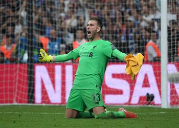 أسطورة ليفربول قلق من مستوى الحارس أدريان