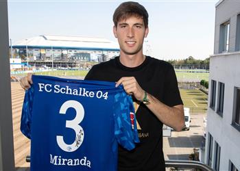 رسمي ا شالكه يضم مدافع برشلونة