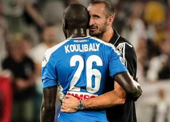بالفيديو كيلليني يواسي كوليبالي في مشهد رائع بعد خطأه الفادح بمباراة يوفنتوس ونابولي