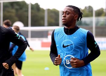 معاناة مانشستر يونايتد تستمر آرون بيساكا يتعرض للإصابة مع إنجلترا