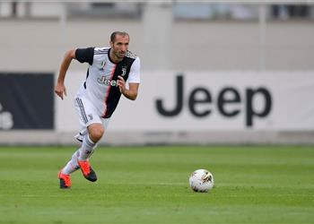 كيلليني يطمئن جماهير يوفنتوس بعد إجراء جراحة الصليبي