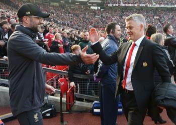 جاري نيفيل يطالب بالانتظار على سولشاير ويستشهد بتجربة كلوب مع ليفربول