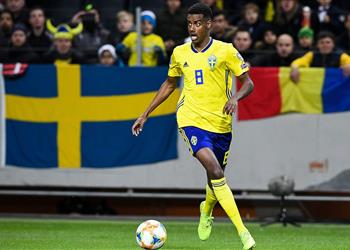 السويد تكتسح جزر الفارو برباعية نظيفة وتلاحق إسبانيا