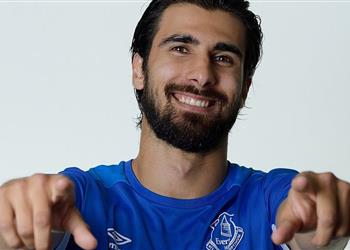 بعد مزاملته لهما في برشلونة والبرتغال جوميز ميسي ورونالدو مثل أي شخص عادي