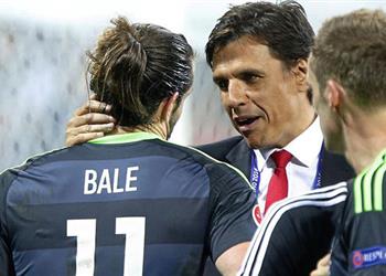 رد ا على الانتقادات في إسبانيا مدرب ويلز السابق بيل يتحدث الإسبانية بطلاقة